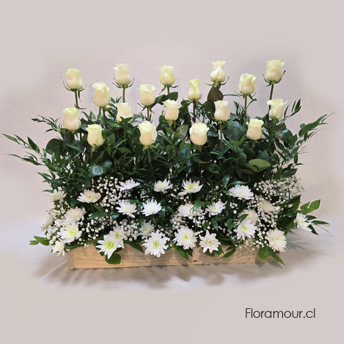 Arreglo en paralelo de rosas y complementos, decorativo para ceremonias, iglesias, celebraciones o escenarios. Puede ordenar uno o varias seg&uacute;n el espacio a decorar. (Mide 80 x 70 aprox.) Seleccione colorido u otras alternativas por tel&eacute;fono por tel&eacute;fono +56 998705440&nbsp; 222341793